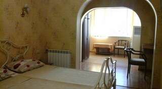 Гостиница Гостевой Дом Карина Сочи Номер с 1 двуспальной кроватью или 2 односпальными кроватями и ванной комнатой-1