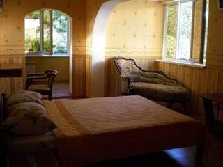 Гостиница Гостевой Дом Карина Сочи Номер с 1 двуспальной кроватью или 2 односпальными кроватями и ванной комнатой-2
